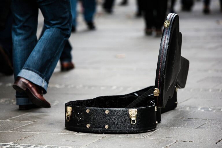 Straßenmusik kann ein Karrieresprungbrett sein - Gitarrenkoffer auf Straße