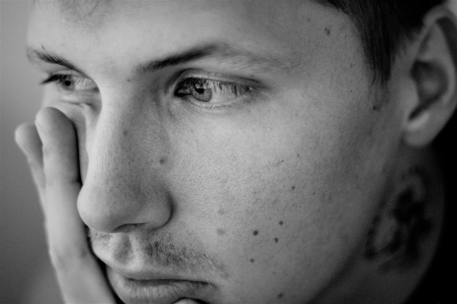 Junge nachdenklicher Mann in schwarzweiß zum Thema: Mit anderen vergleichen