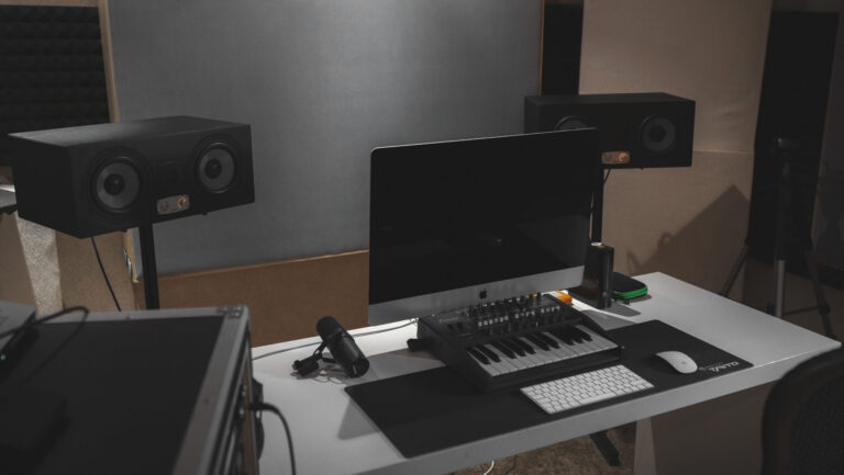 Ein Musikstudio mit Studio Lautsprecher