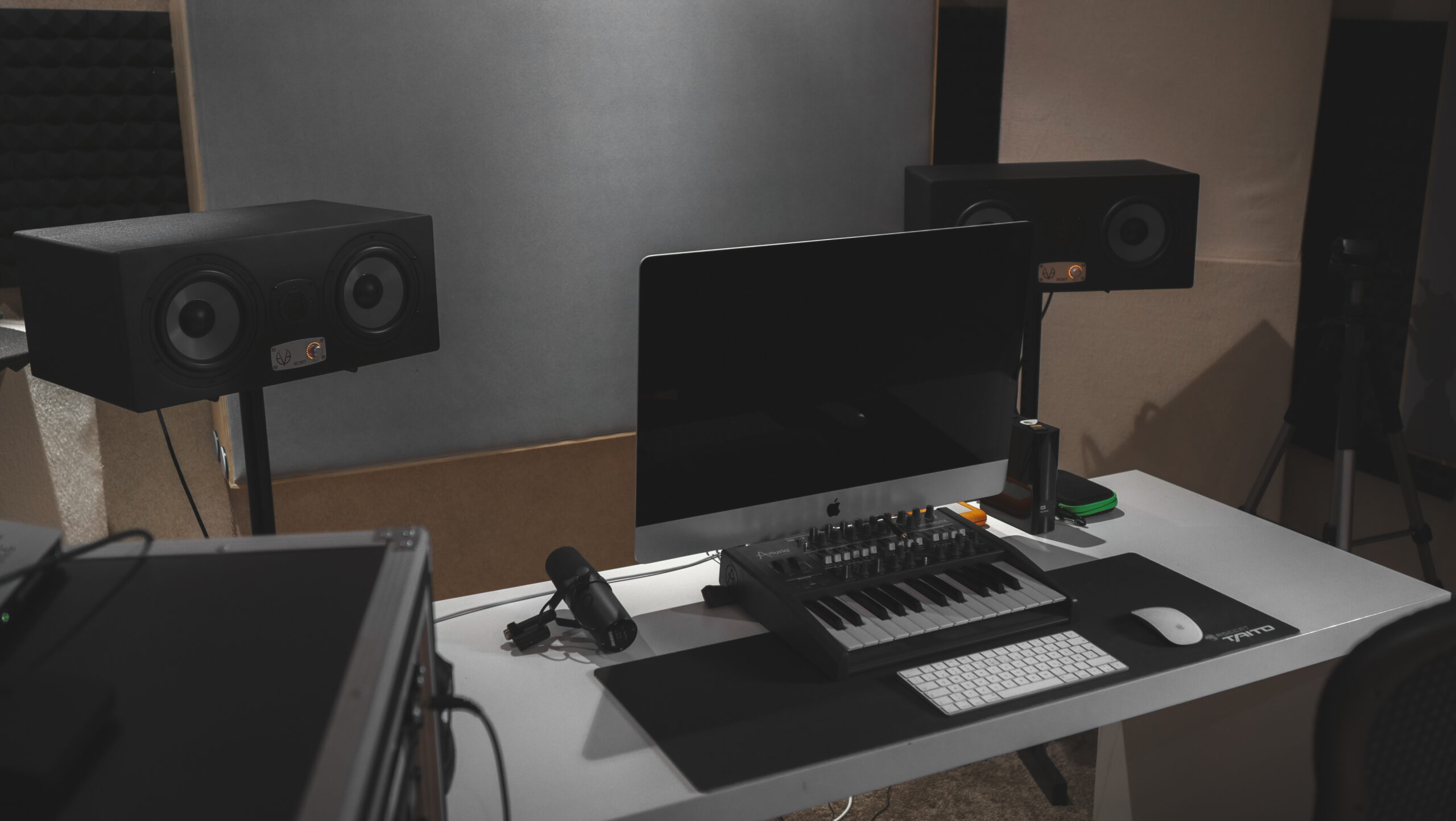 Ein Musikstudio mit Studio Lautsprecher