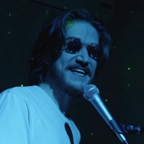 Männlicher Sanger mit Brille - Beitragsbild zum Thema: Bo Burnham: Inside