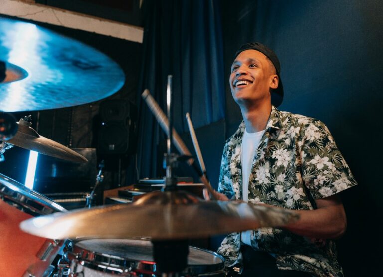 Jungen Schlagzeuger am Schlagzeug zum Thema Resilienz Training mit Musi