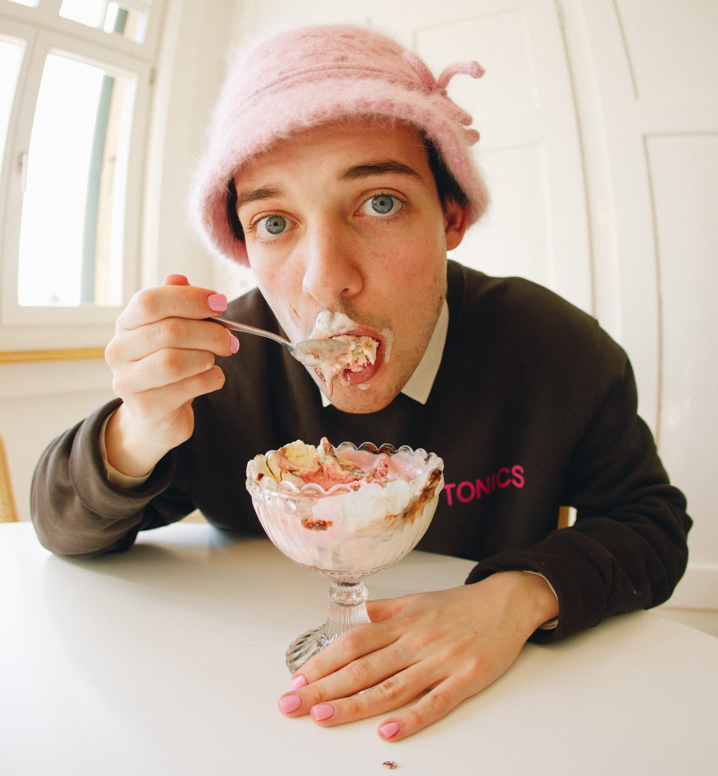 Newcomer Künstler und Sänger Nemo auf dem Weg nach oben. Hier zu sehen mit einem Eis aus einem Glas und Tonics Pullover.