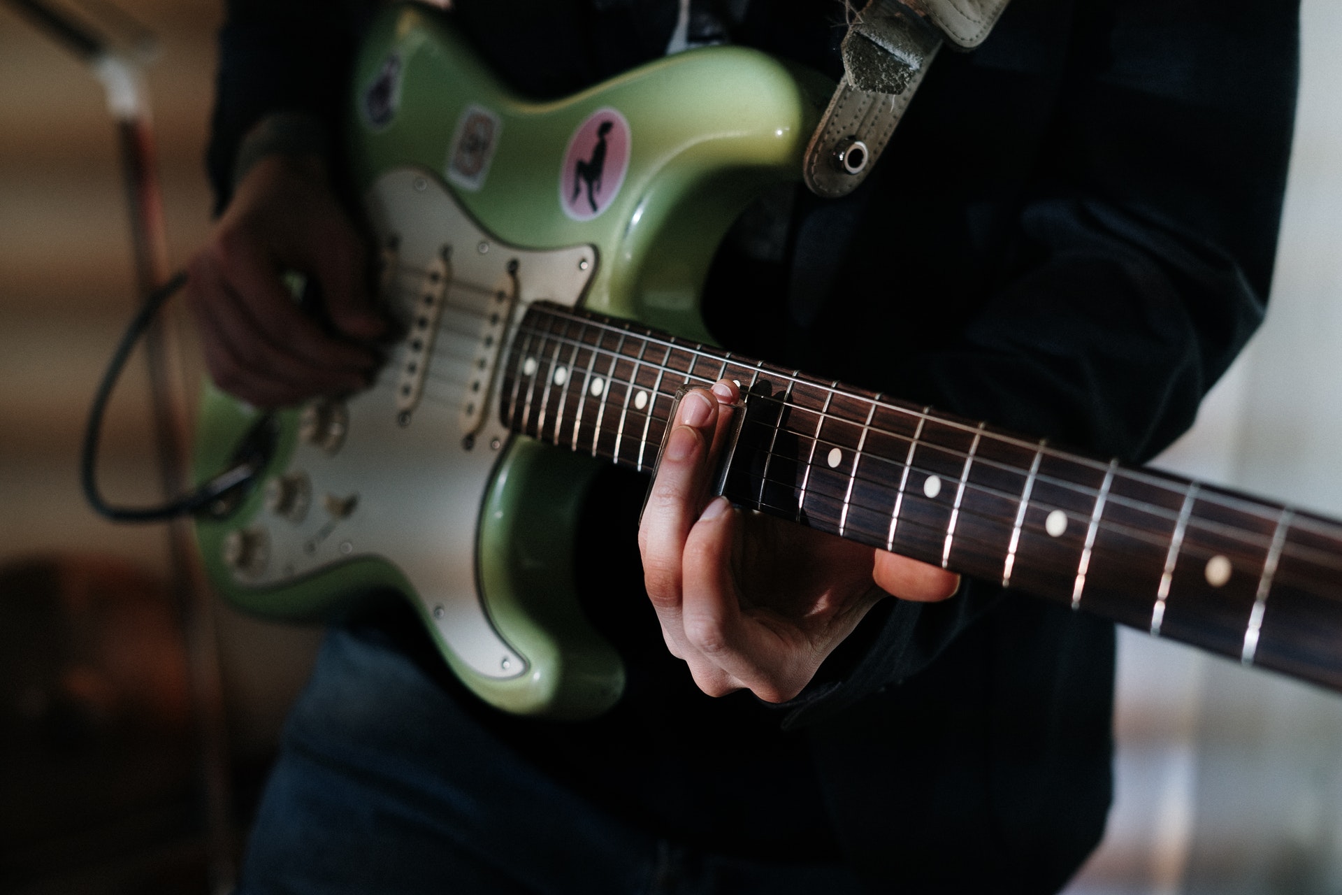 Stratocaster E-Gitarre und die besten E-Gitarre Saiten in diesem Artikel