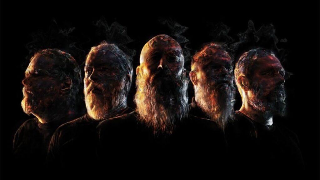 Die Band Meshuggah mit scheinbar glühenden Köpfen
