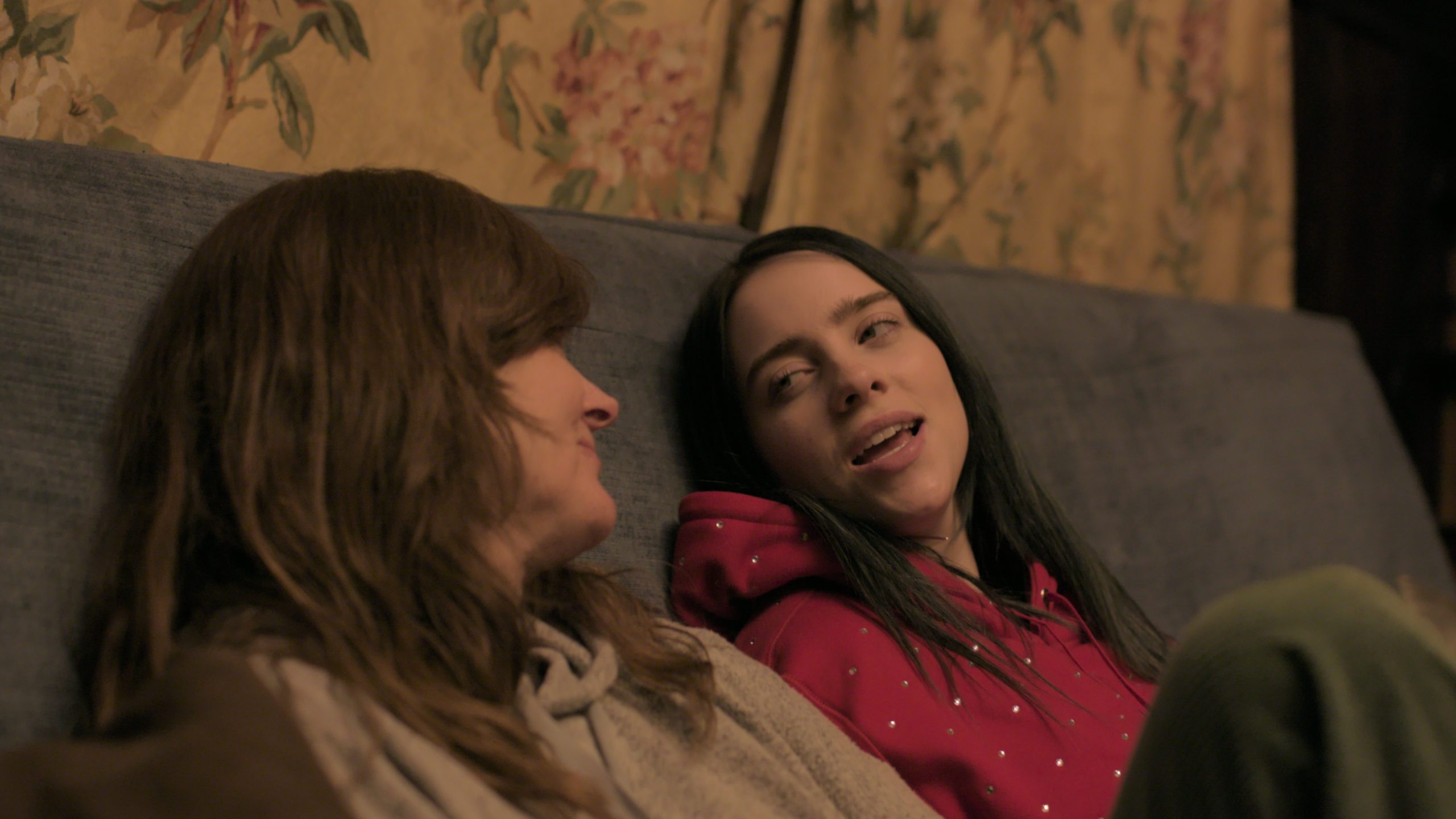 Billie Eilish: The World's a Little Blurry – der rasante Aufstieg eines Teenagers Billie Eilish privat mit ihrer Mutter zu Hause