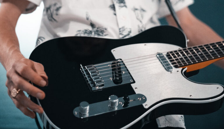Schwarze Fender Telecaster zum Thema: Das beste Equipment für Indie Rock Bands.