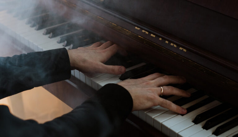 Hände auf dem Klavier - 10 Prinzipien, um Klavier zu lernen für Erwachsene