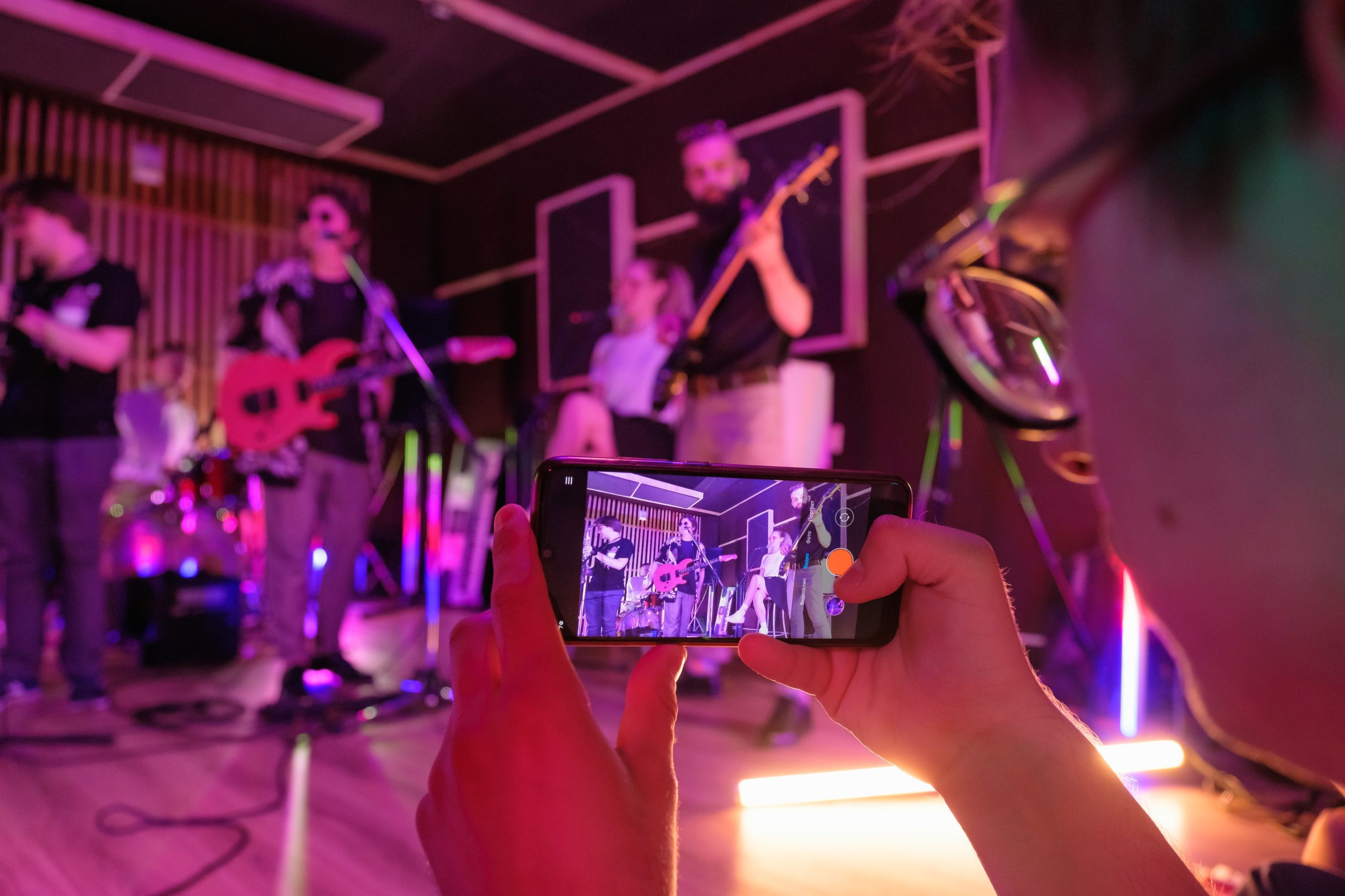 So bereitest du dich richtig auf ein Live-Konzert vor | mukken blog Eine Bandprobe wird mit einem Handy aufgezeichnet