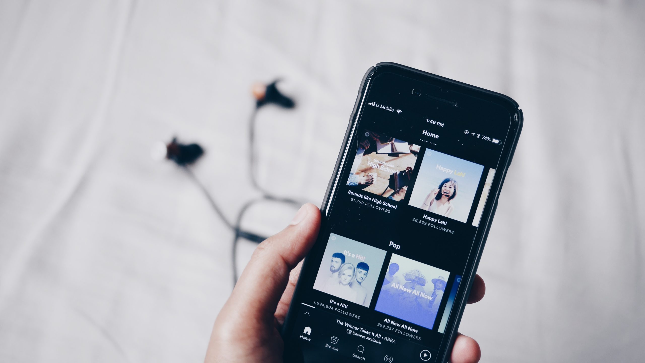 Spotify auf einem Handy mit Kopfhörern