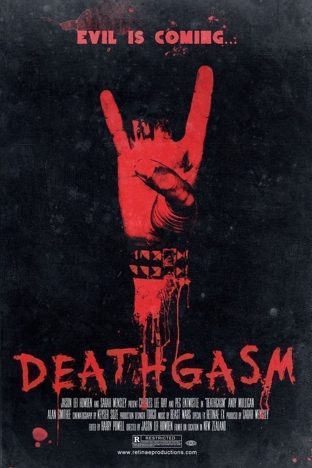Ein Plakat zum Film Deathgasm mit einer Hand in rot die das Heavy Metal Zeichen zeigt. Darüber steht "Evil is coming..."