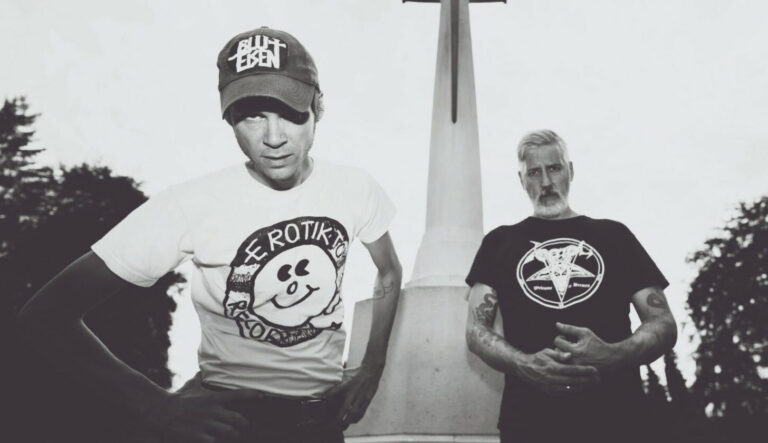 Ein Bandbild von Mantar in schwarz-weiß