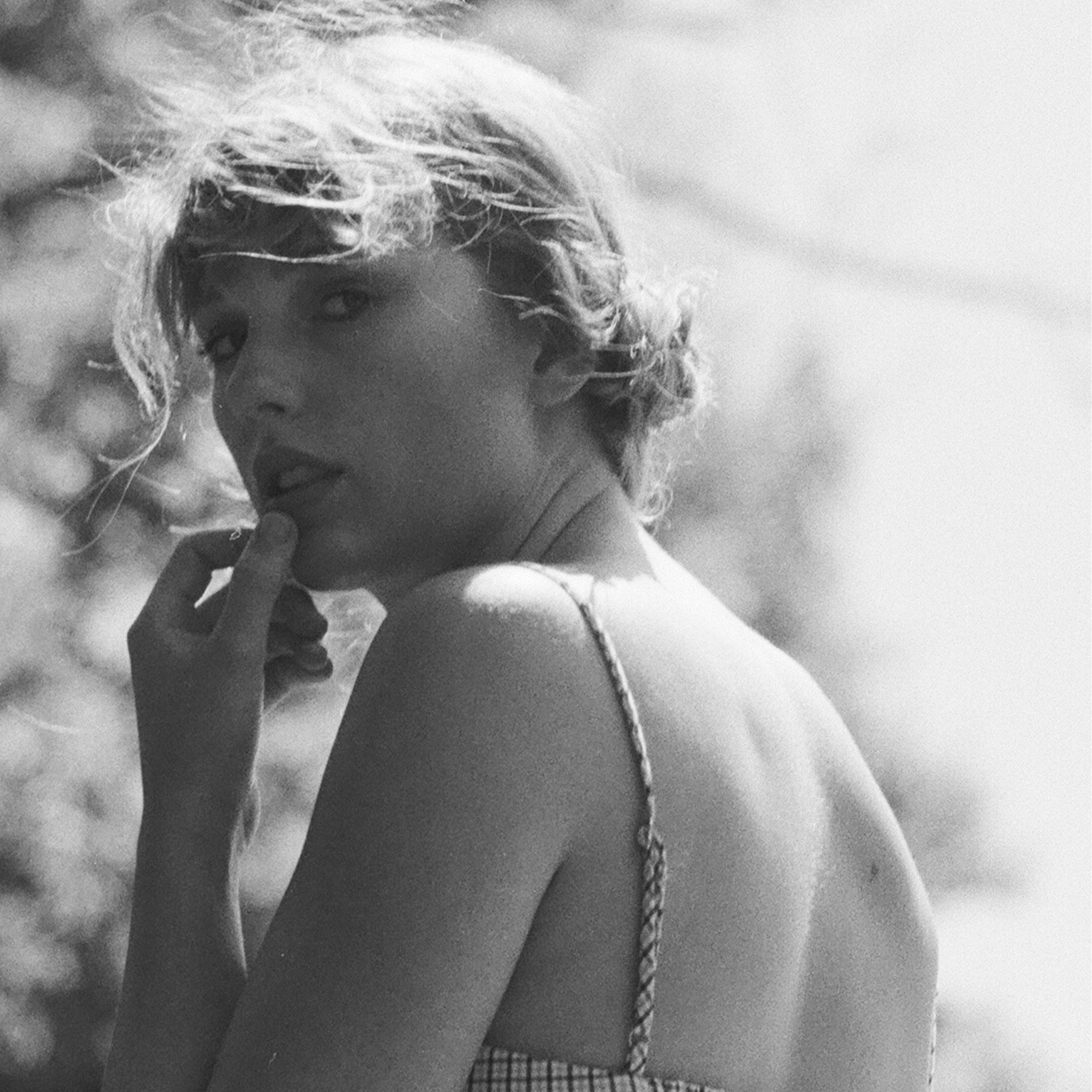 Schluss mit Schweigen - Miss Americana zeigt ein Taylor Swift Portrait Ein Taylor Swift Portrait in schwarz-weiß