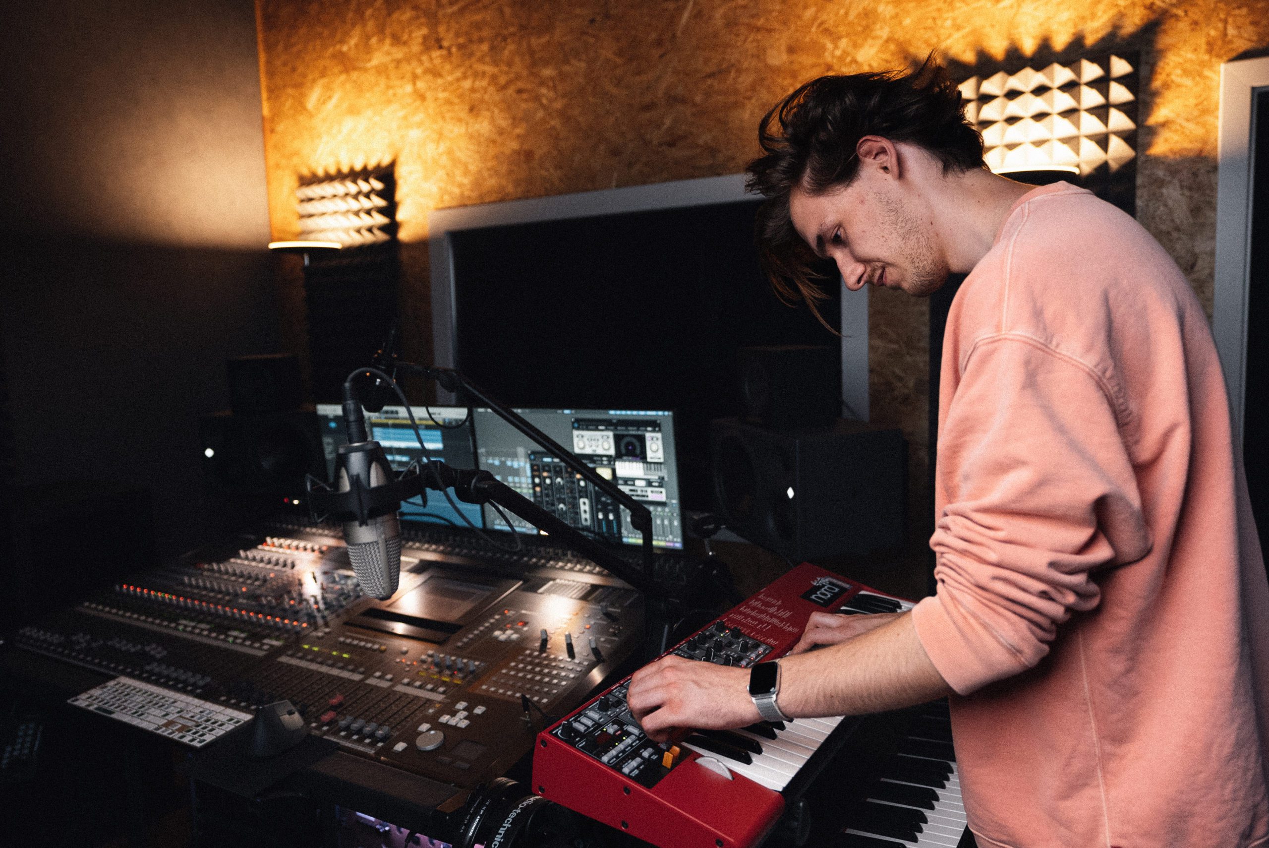Alexander John - Intuitives Klavierspiel mit experimentellem Einschlag Der Pianist Alexander John spielt Keyboard