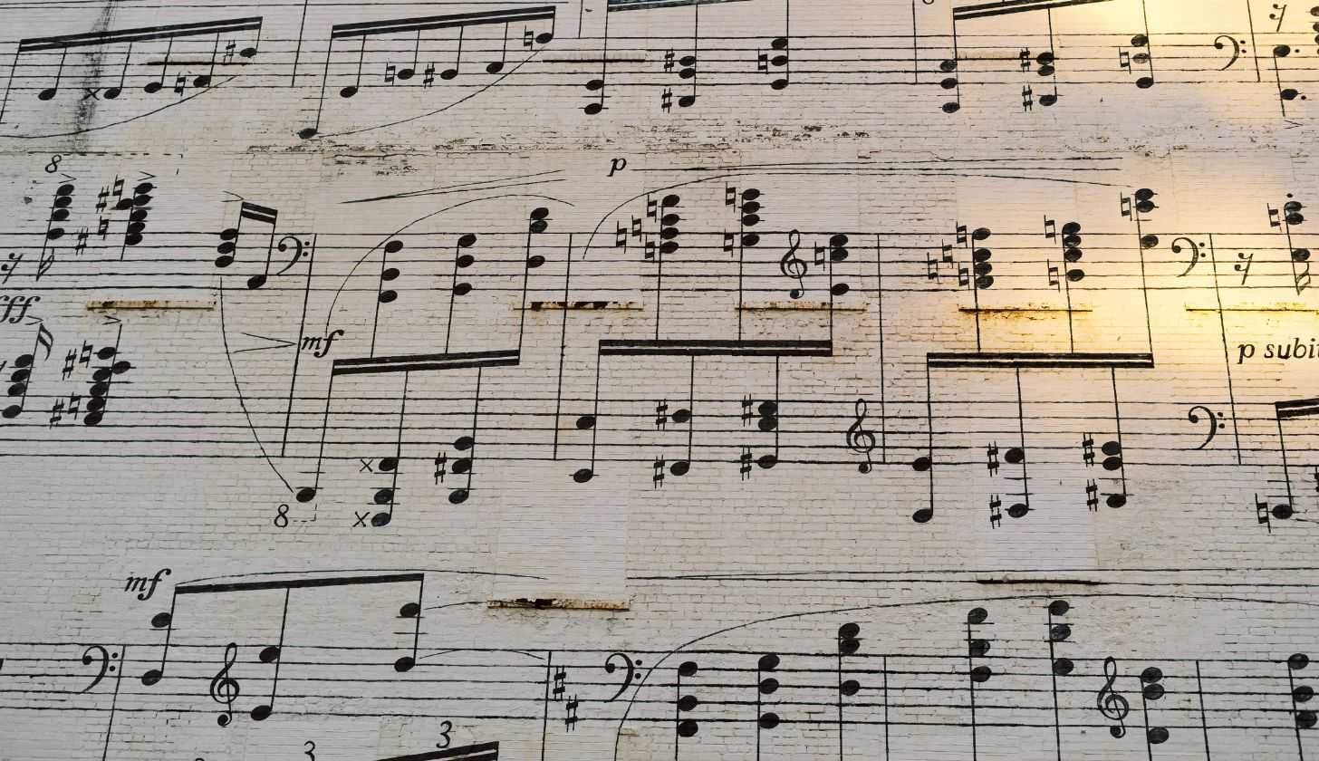 Ein Notenblatt auf dem der Bassschlüssel zu erkennen ist