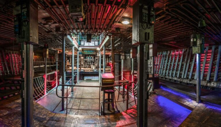 Ein Bild der Konzertlocation MS Stubnitz. Sie ist ein umgebautes altes Schiff