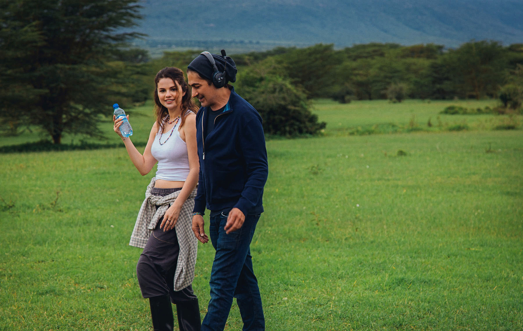 Selena Gomez auf ihrer Reise nach Kenia läuft über eine Wiese