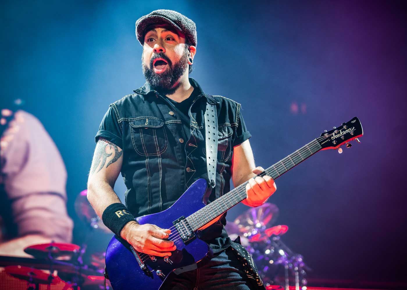 Der Gitarrist Rob Caggiano beim Volbeat live Konzert auf der Bühne