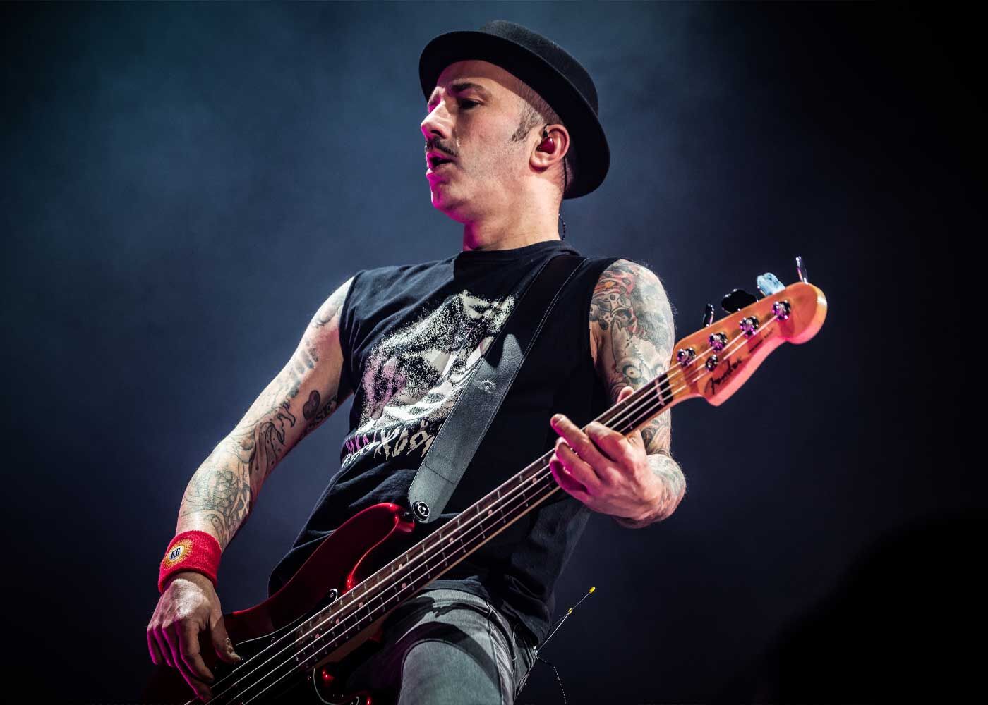 Volbeats Bassist Kasper Boye Larsen beim Konzert der Band auf der Bühne