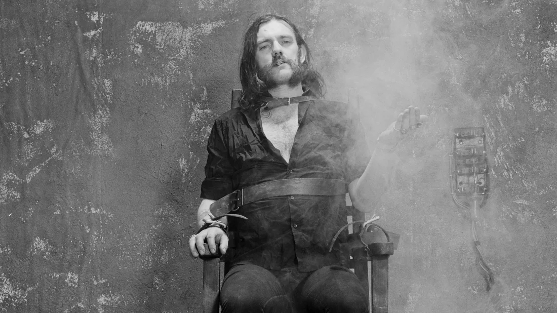 Lemmy Kilmister zeigt sich festgeschnallt an einem Stuhl