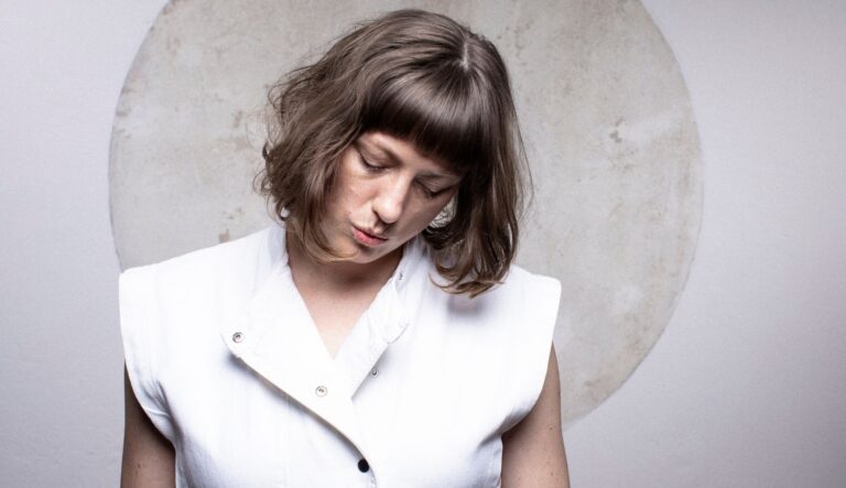 Ein Nahaufnahme-Portrait der Musikerin Teresa Bergman