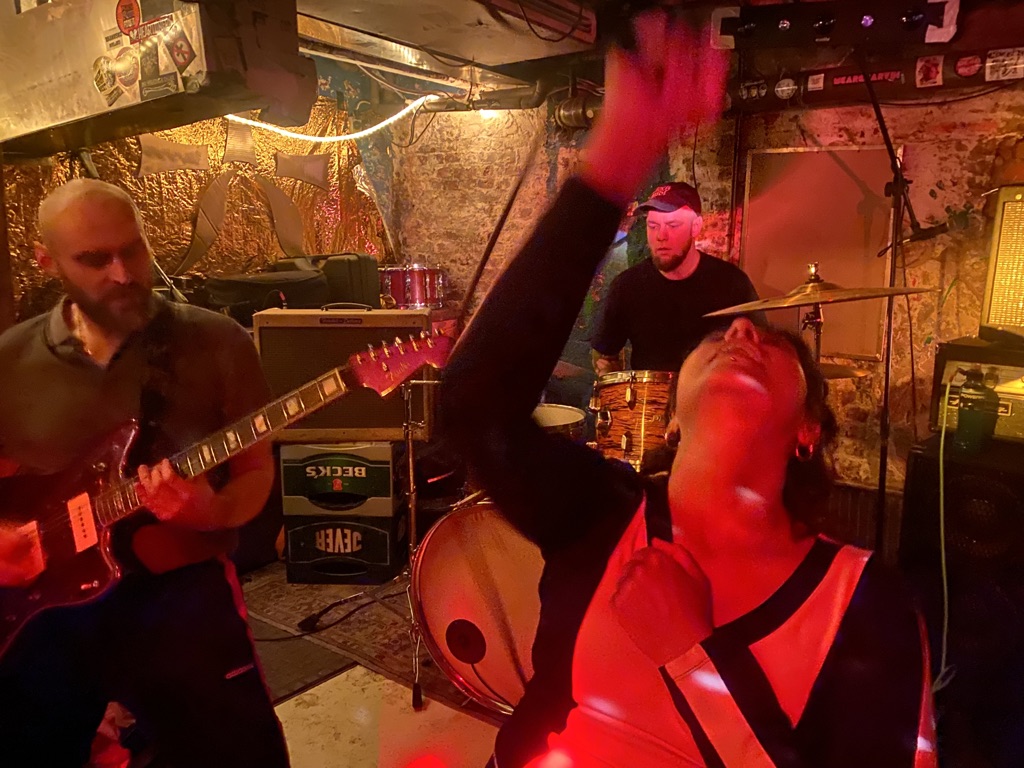 Die Band Don/t bei ihrem Auftritt in Hamburg