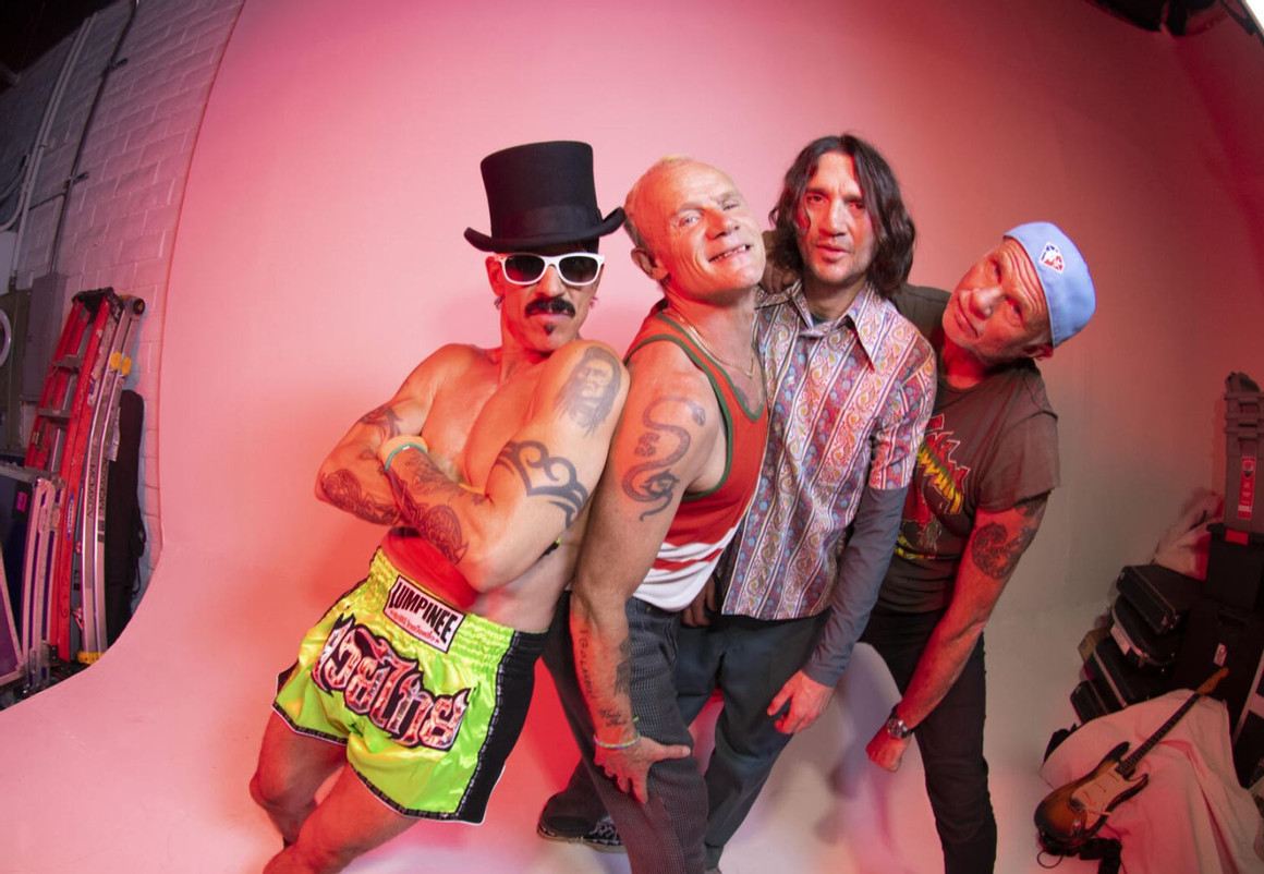Return Of The Dream Canteen - Album aus Überzeugung Die Band Red Hot Chili Peppers lacht in teils lustigen Outfits in die Kamera