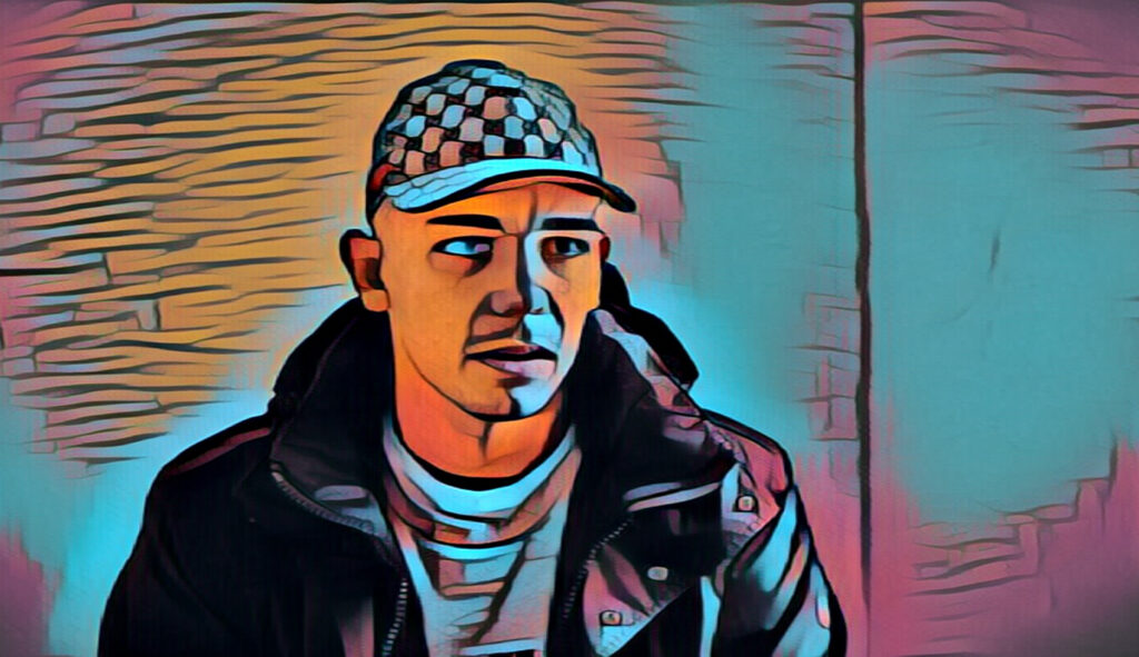 Der Deutsch Rapper Capital Bra vor einer lila Wand für das Thema "Die Top 10 der erfolgreichsten deutschen Rapper"