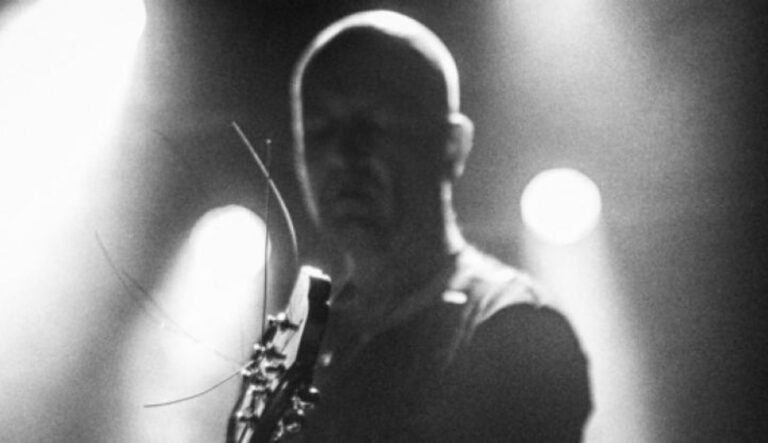 Andreas Löhr von Fliehende Stürme spielt Gitarre