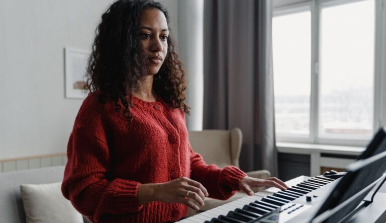 Eine Frau steht konzentriert vor einem Keyboard