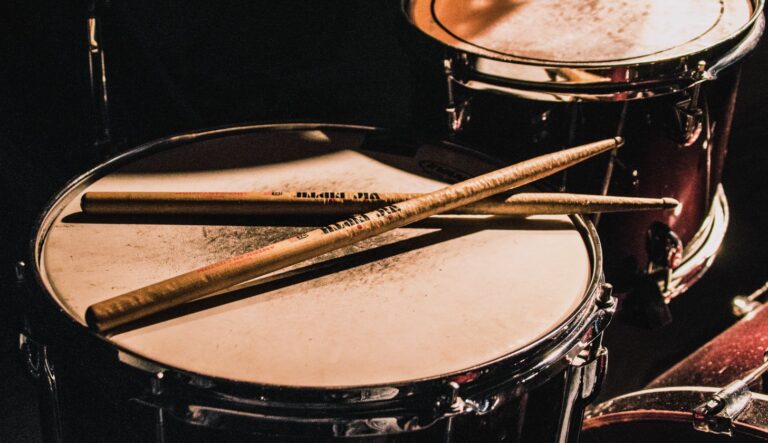 Eine Trommel auf der Drumsticks liegen