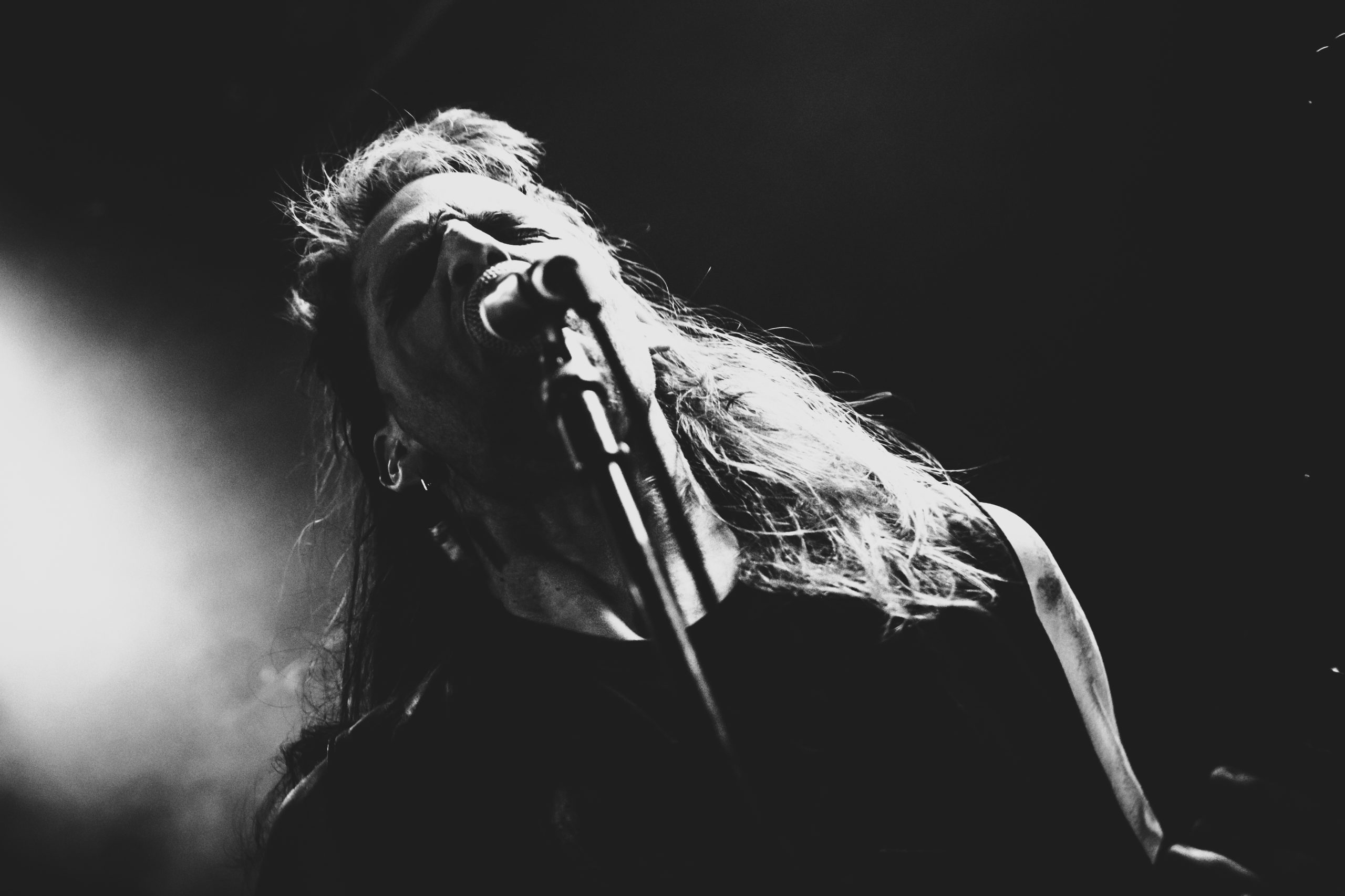 Der Sänger der Band Kringa bei ihrem Auftritt