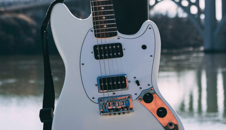 Heute schauen wir uns an wie ein Tonabnehmer funktioniert, zeigen die verschiedenen Arten von Tonabnehmern und wie der Pickup-Wahlschalter richtig benutzt wird, um verschiedene Sounds zu generieren.