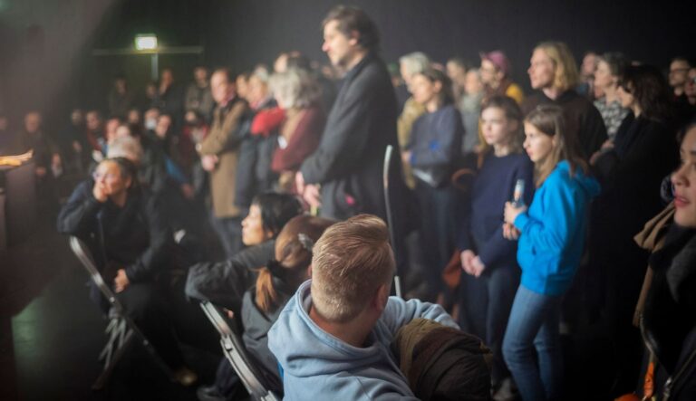 Das Publikum zu Beginn des Klub Katarakt Festival