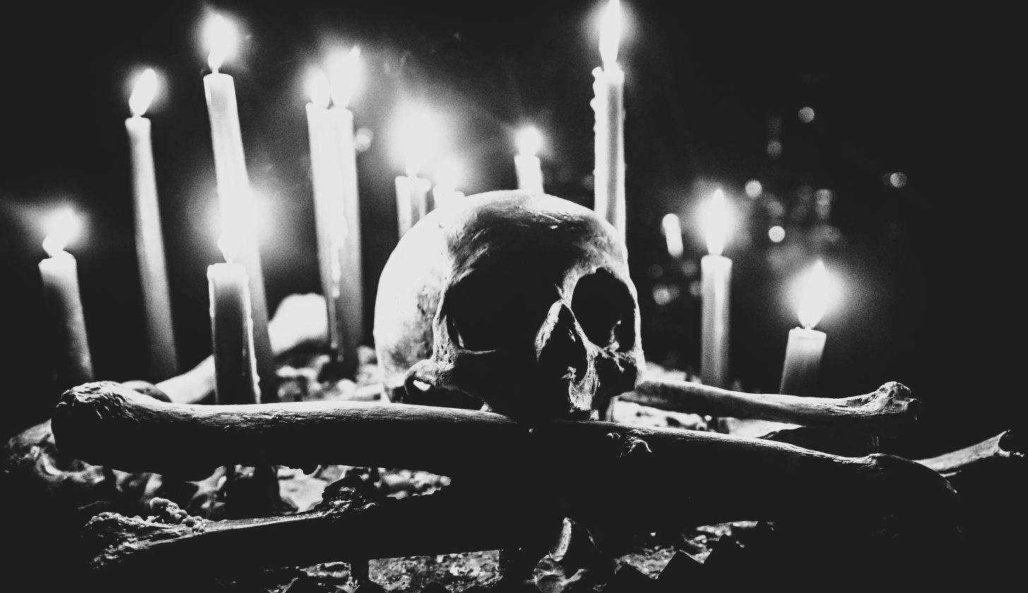 Das Ambiente bei Misþyrming live - mit Totenkopf und Kerzen