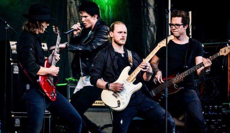 Eine Band hat einen Auftritt und groovt miteinander