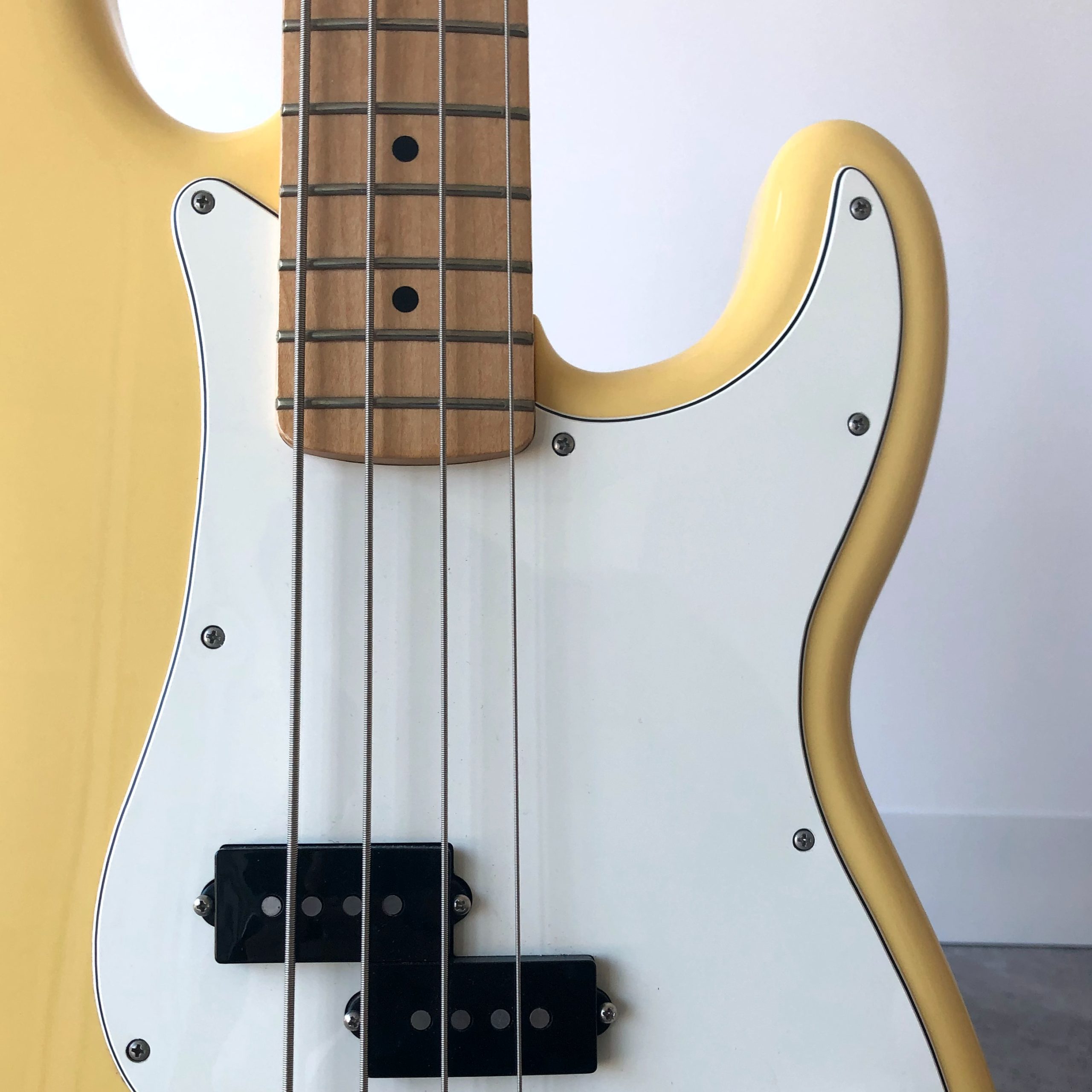Gelb-schwarze E-Gitarre