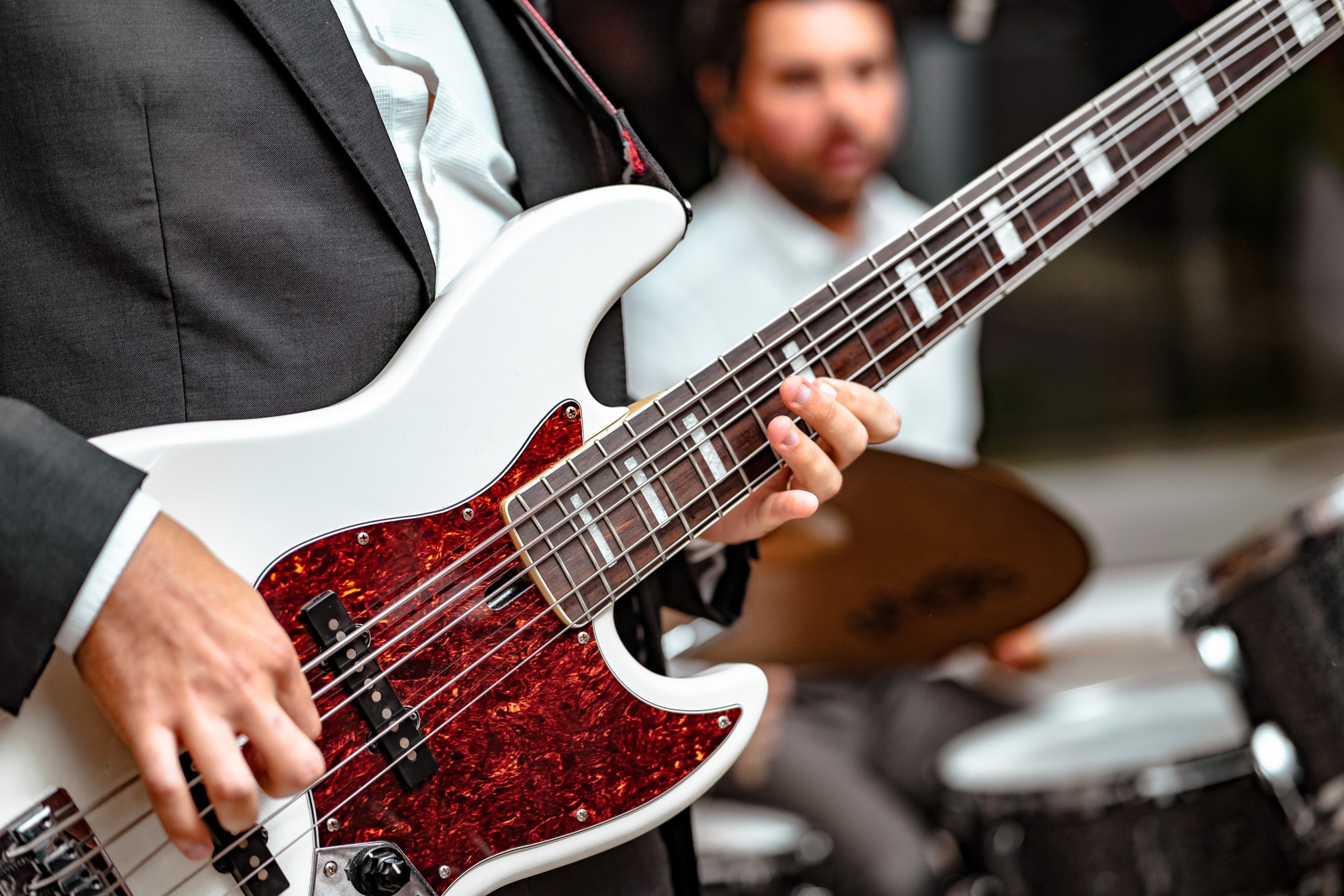 Mann spielt 5-saitigen Bass - Bassgitarre-Spielen