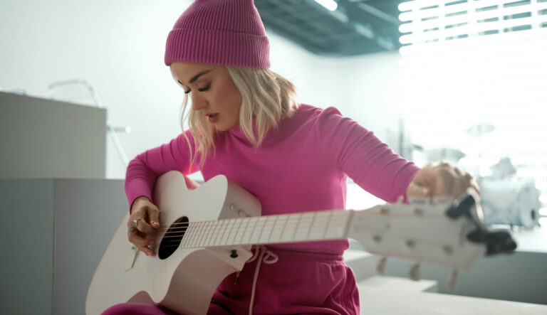 Katy Perry stimmt ihre Gitarre - Getting Intimste