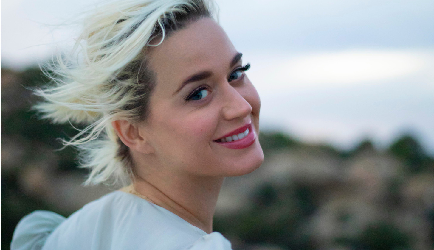 Katy Perry am Wasser mit wehenden Haaren