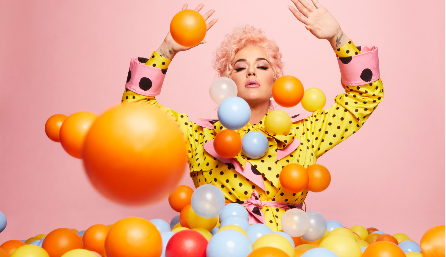 Albumcover Katy Perry mit fliegenden Bällen