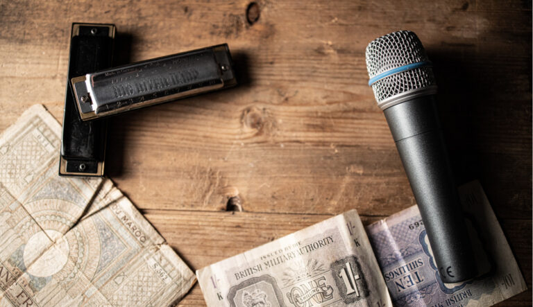 Mundharmonika uf Tisch mit Mikrofon