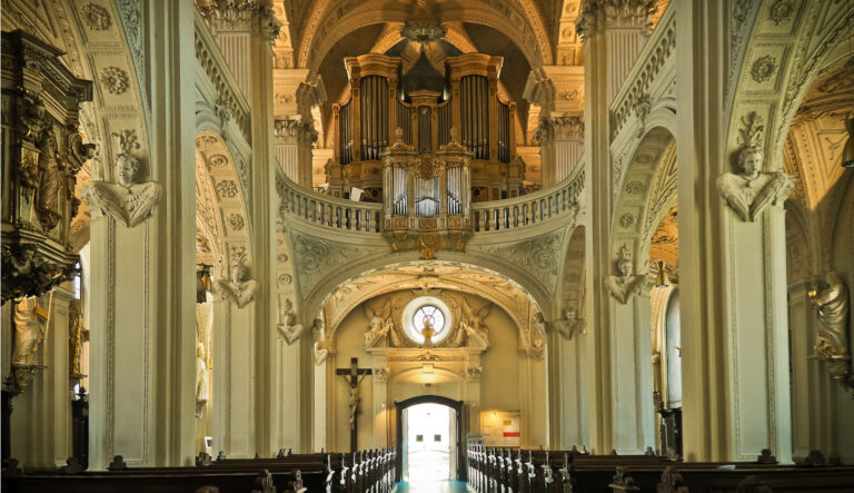 Schiff einer Kirche aus dem Barock