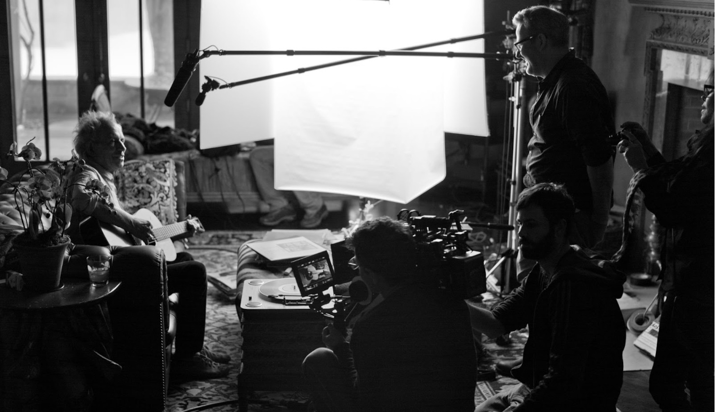 „Keith Richards: Under the Influence” Behind the scenes Foto von „Keith Richards auf Netflix zu seiner Dokumentation: Under the Influence - Mehr Autobiografien und Bücher findest du hier.