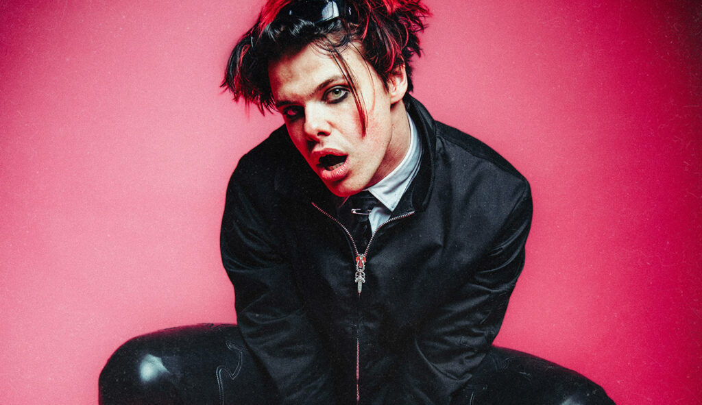 Musiker Yungblud vorm Greenscreen. Ein bedeutender Musiker dieser Generation.