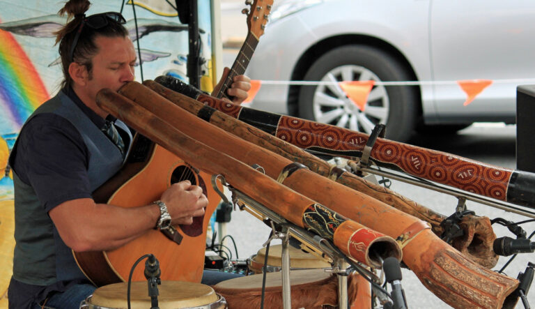 Das Didgeridoo lernen ist im Vergleich zu anderen Instrumenten durch spezielle Atmung etwas schwieriger!