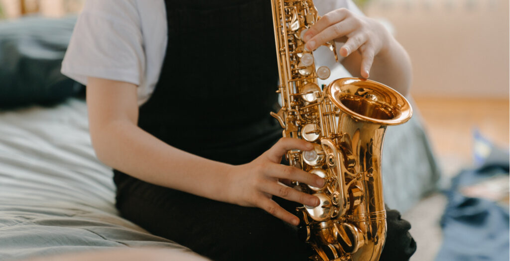 Saxophon lernen ist im Einstieg leichter als bei anderen Instrumenten. Es ist ein neues und spannendes Instrument.