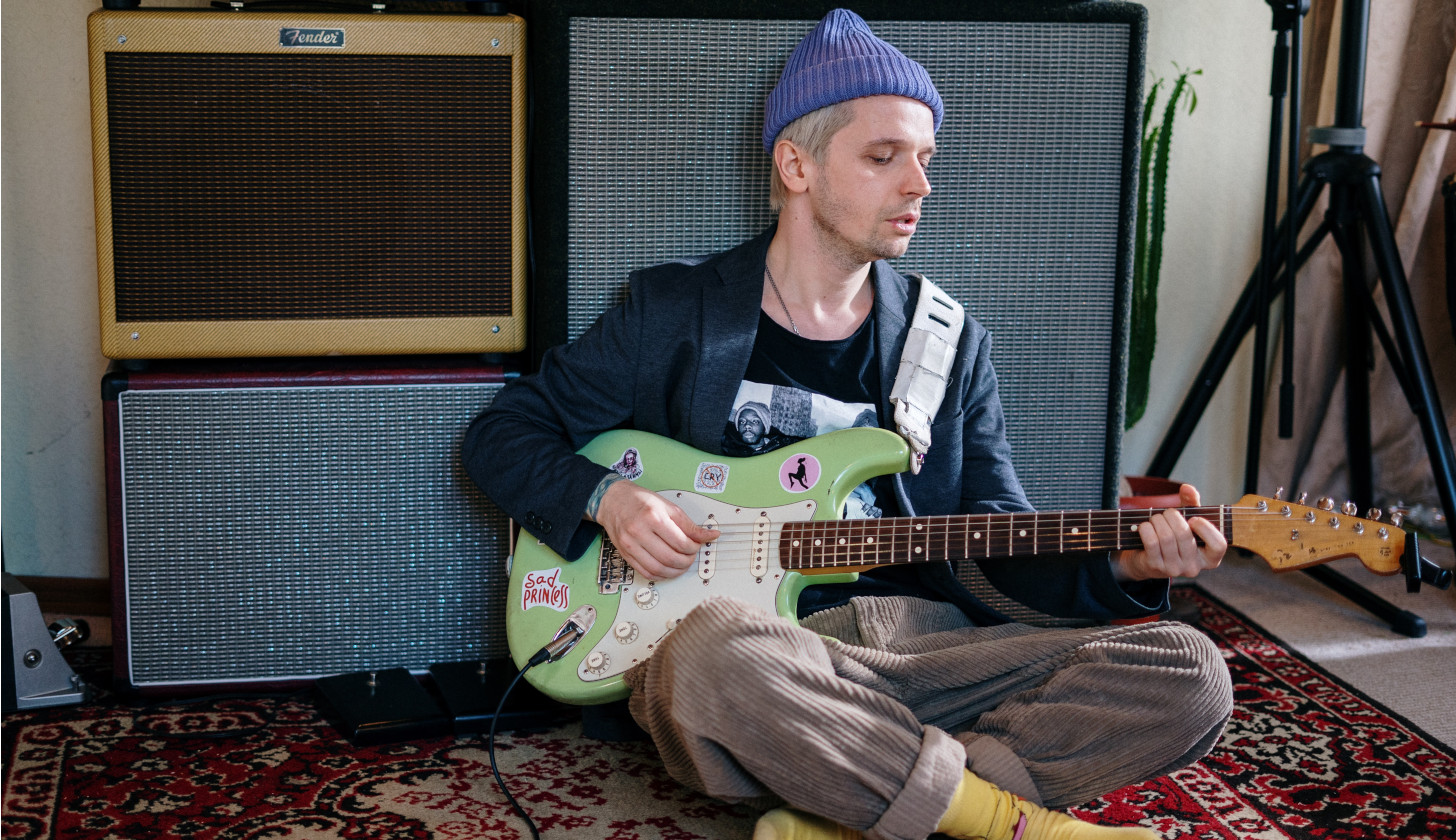 Du liebst es Gitarre zu spielen, aber irgendwie klingt dein Gitarren Sound noch nicht ganz genau so, wie du es dir vorstellst. Hie findest du die Lösung zum perfekten Gitarrensound!