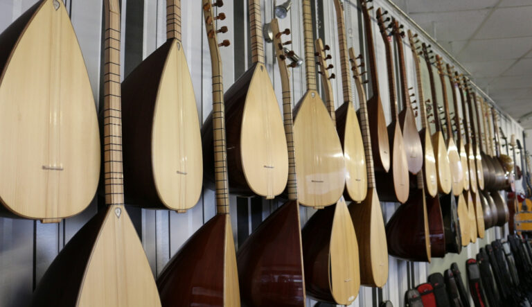 Türkische und griechische Musikinstrumente haben viel Gemeinsamkeiten und sind kulturell stark miteinander verbunden.