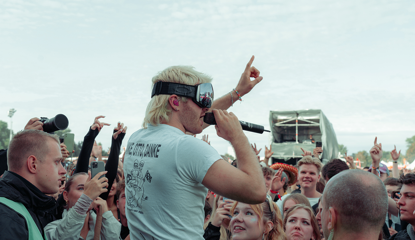 Politiker Ski Aggu auf der Funhouse Bühne in Kiel